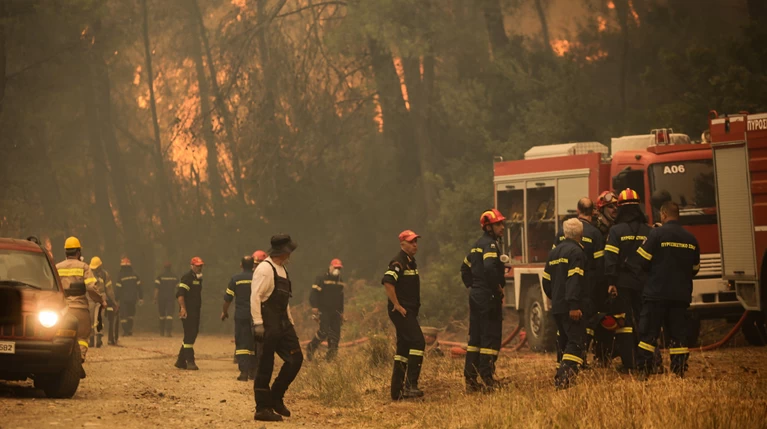 Εκτός ελέγχου η φωτιά στην Εύβοια-Εκκενώθηκαν χωριά, κάηκαν σπίτια