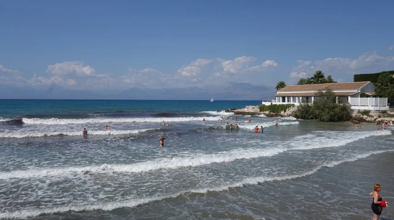 Ο καιρος την Παρασκευή: Έως 36 βαθμούς ο υδράργυρος-Άνεμοι έως και 6 μποφόρ