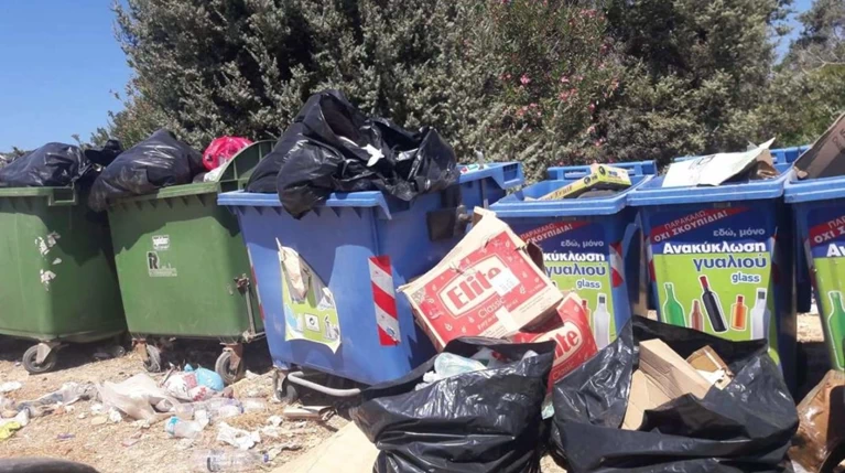 Εικόνες ντροπής στη Γαύδο - "Βουνά" τα σκουπίδια (φωτό)