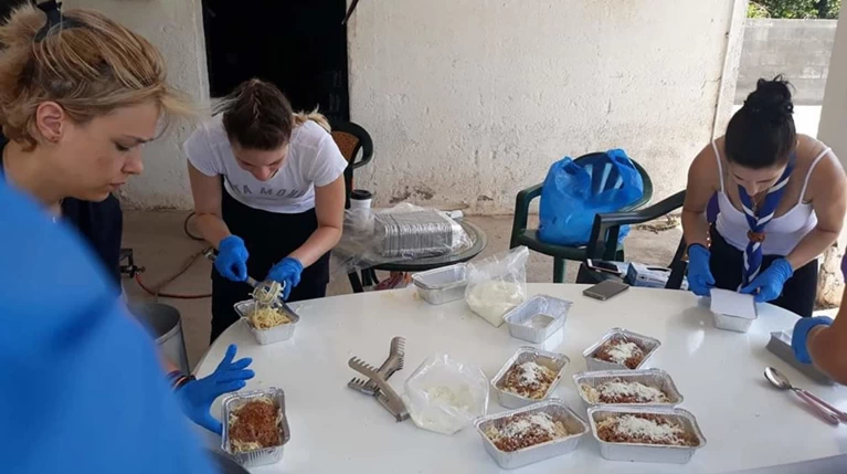 Εύβοια: Οι πρόσκοποι έδωσαν φαγητό & νερό στους πυροσβέστες (φωτό)