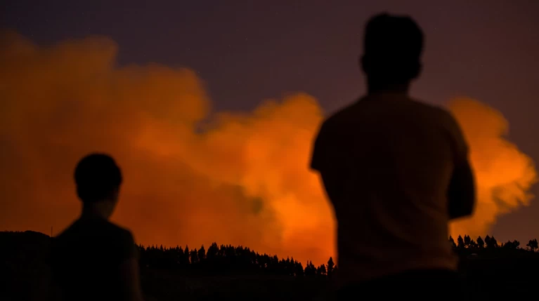 Οκτώ χιλιάδες άνθρωποι απομακρύνθηκαν λόγω της φωτιάς (φωτό)