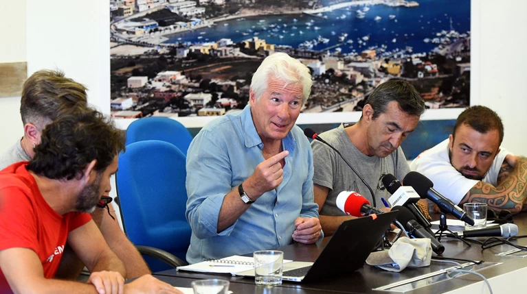 Ρίτσαρντ Γκιρ: Ο Σαλβίνι είναι ένα «μωρό Τραμπ» που εκμεταλλεύεται τον φόβο