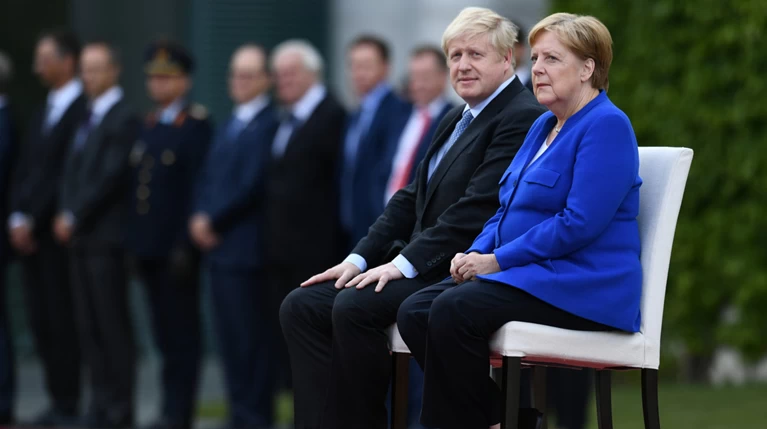 Brexit χωρίς συμφωνία "βλέπει" η Γαλλία - Συνάντηση Μέρκελ Τζόνσον