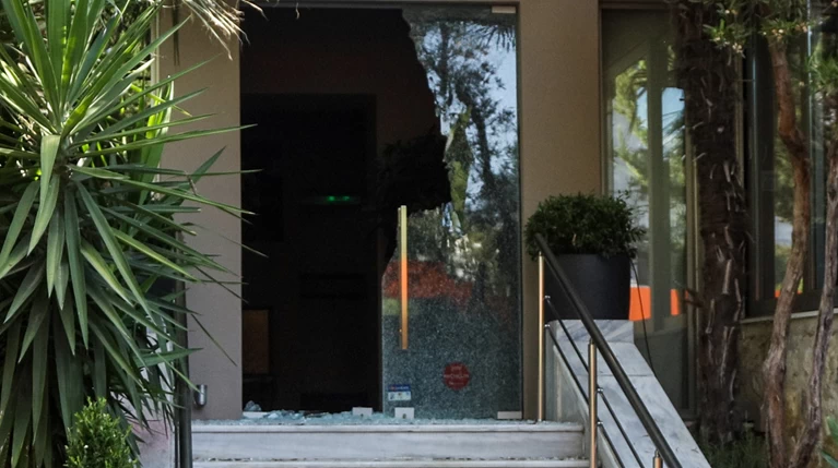 Eπίθεση του Ρουβίκωνα σε εστιατόριο στο Χαλάνδρι (φωτό)