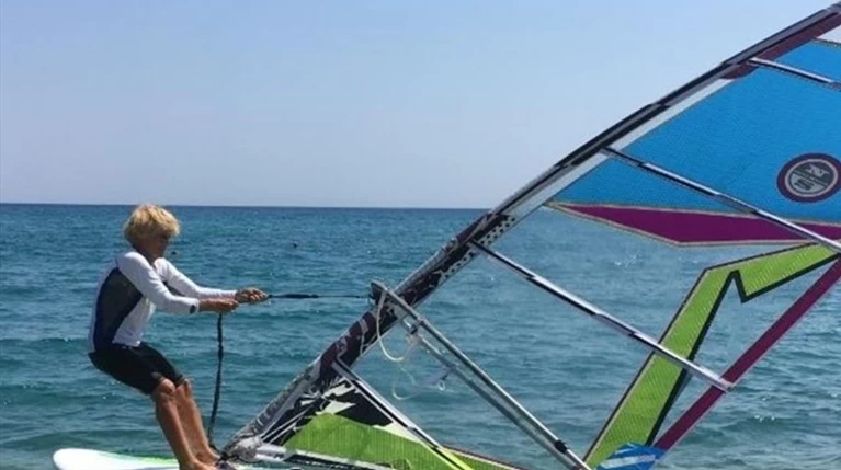 Αναστασία Γερολυμάτου: Η 81χρονη που θα διανύσει 18 μίλια με windsurf