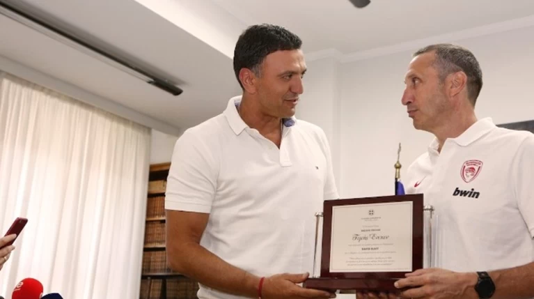 Τιμητική πλακέτα στον Ντέιβιντ Μπλατ απένειμε ο Β. Κικίλιας
