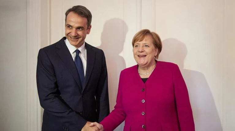 Με στρατιωτικές τιμές θα υποδεχθεί η Μέρκελ τον Μητσοτάκη