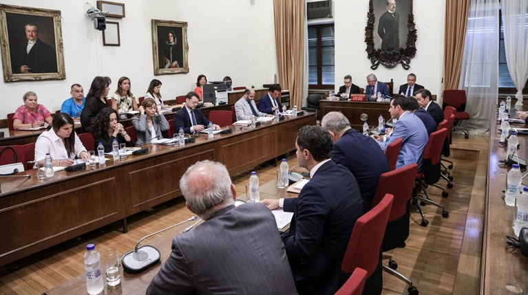 Αντιπαράθεση ΝΔ-ΣΥΡΙΖΑ στην Επιτροπή Θεσμών για την Επιτροπή Αναταγωνισμού