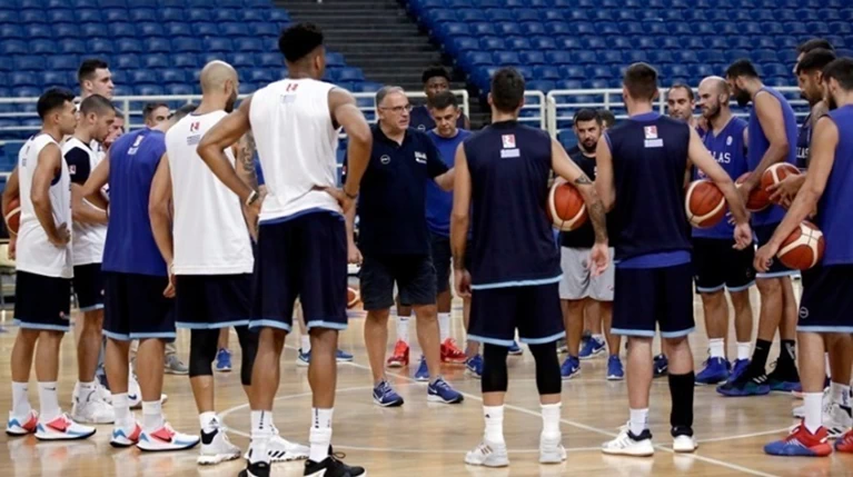 Κίνα: Η άφιξη της εθνικής στη Ναντζίνγκ (video)
