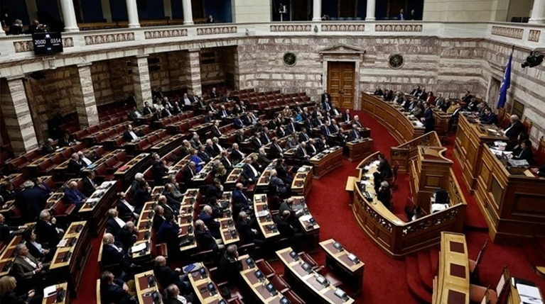 Βουλή: Υπερψηφίστηκε το νομοσχέδιο για τα διπλώματα