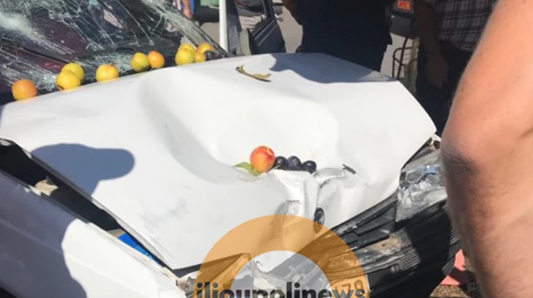 Ηλιούπολη: Αυτοκίνητο «μπούκαρε» σε λαϊκή - 3 τραυματίες