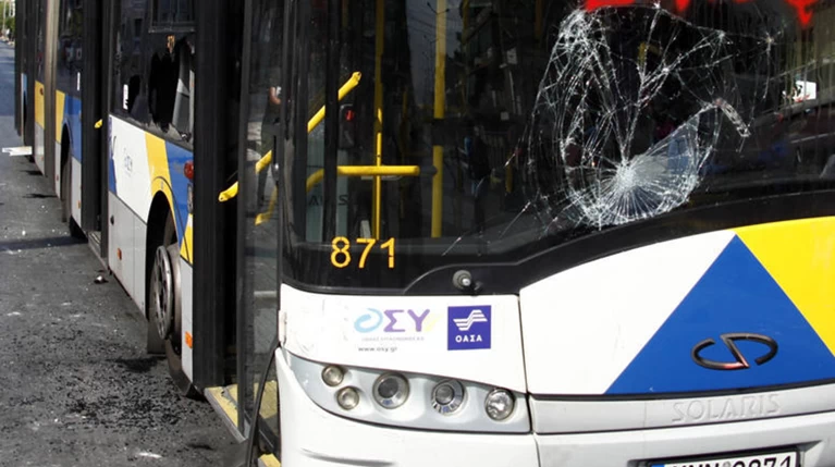 Σοβαρό τροχαίο με λεωφορείο του ΟΑΣΑ στο Μενίδι - Τραυματίας ο οδηγός