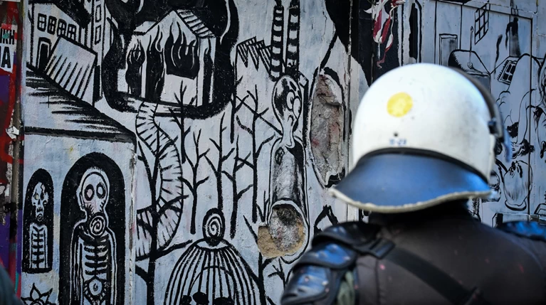 Συμπλοκή καταληψιών και αλλοδαπών τη νύχτα στην πλατεία Βάθη