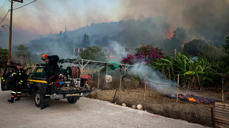 Υπό μερικό έλεγχο η φωτιά στα Λουρδάτα Κεφαλονιάς- Εκκενώθηκε το χωριό