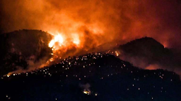 Ολονύχτια μάχη στο Λουτράκι-Συναγερμός στην Πυοσβεστική