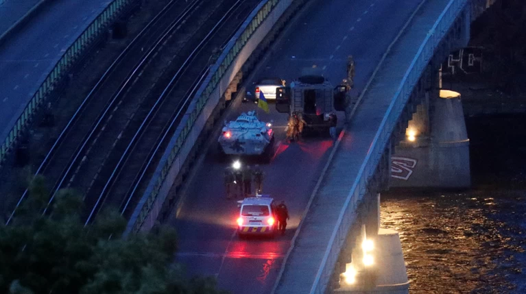 Άνδρας απειλεί να ανατινάξει γέφυρα στο Κίεβο - Video