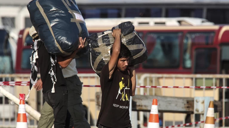 Κορινθος: Αντιπροσωπεία ΣΥΡΙΖΑ στο στρατόπεδο που μεταφέρθηκαν πρόσφυγες
