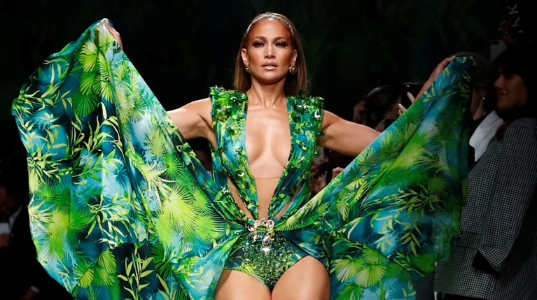 J Lo: Καλύτερα στα 50 παρά στα 30! Τόλμησε να φορέσει το ίδιο iconic ρούχο