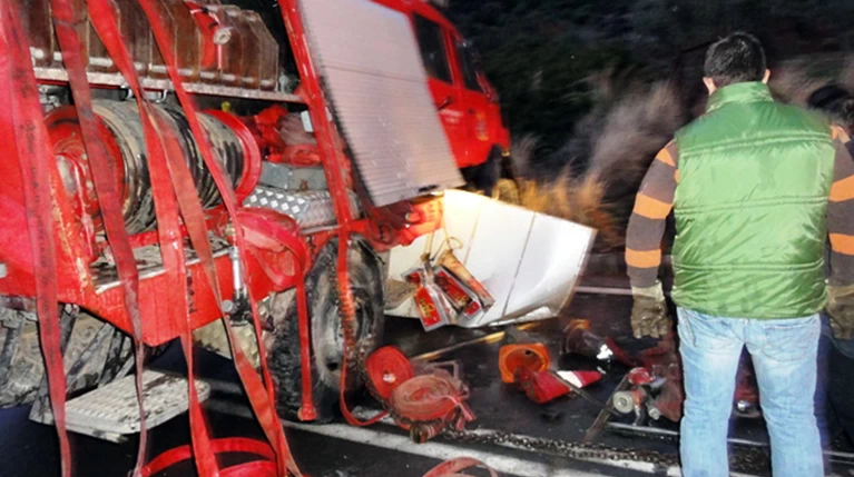 Δύο σοβαρά τραυματίες από ανατροπή πυροσβεστικού οχήματος στη Νέα Μάκρη