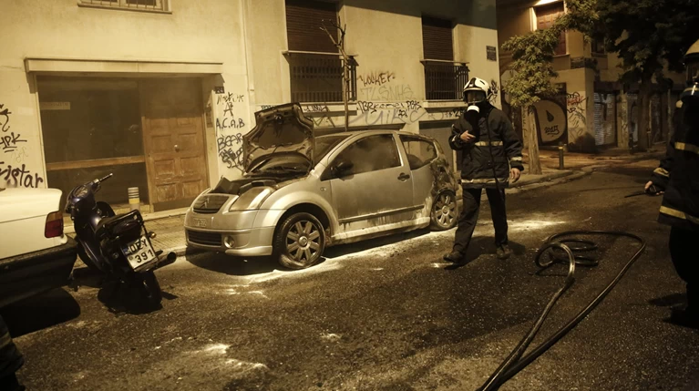 Εντόπισαν νεκρό σε αυτοκίνητο που κάηκε στα Πατήσια