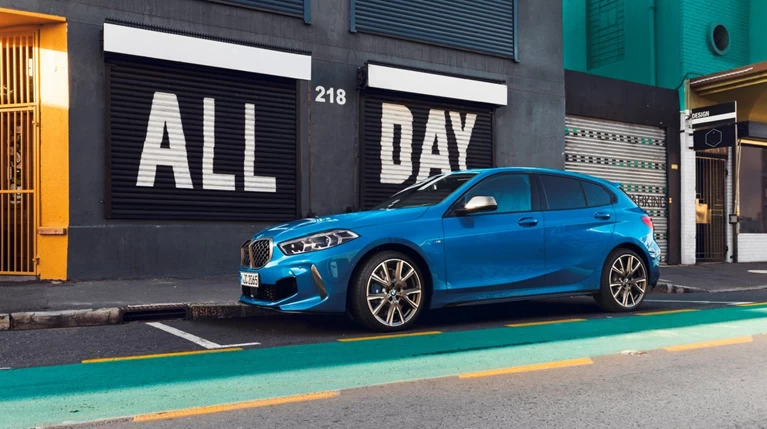 Στις εκθέσεις βρίσκεται η νέα σειρά 1 της BMW