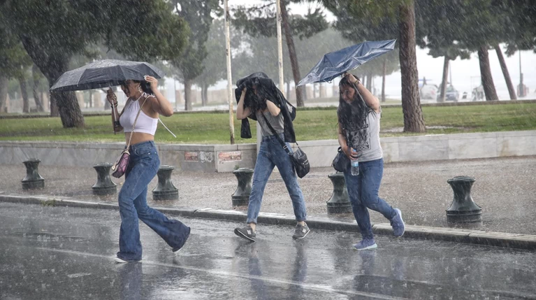 Χαλάει ο καιρός από απόψε με ισχυρές βροχές, ακόμη και χαλαζοπτώσεις