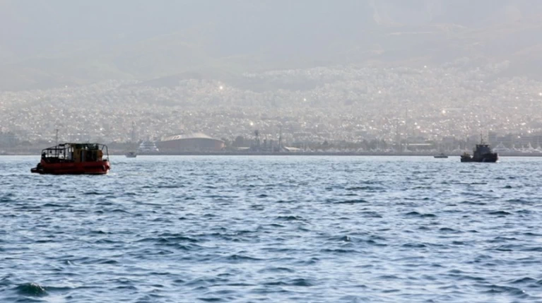 Αντιρρυπαντικά φράγματα στο δεξαμενόπλοιο που συγκρούστηκε με φορτηγό