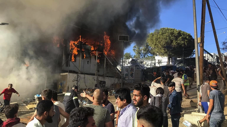 Επεισόδια, νεκροί και καταστροφές στη Μόρια: Πώς ξεκίνησε η ένταση