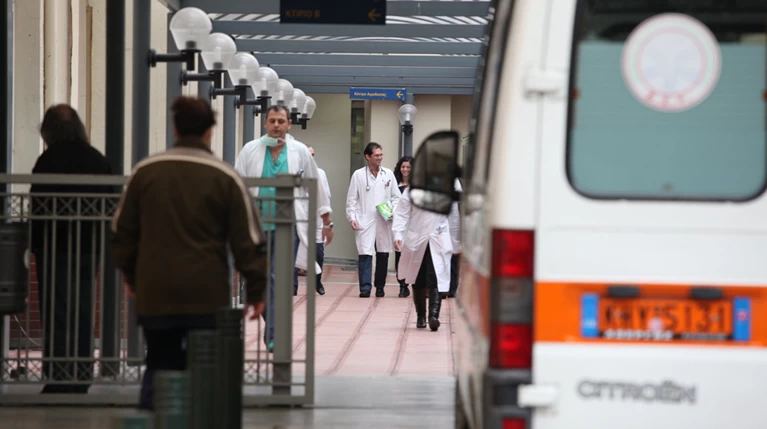 Στάση εργασίας νοσοκομειακών γιατρών και παράσταση στο υπουργείο Υγείας