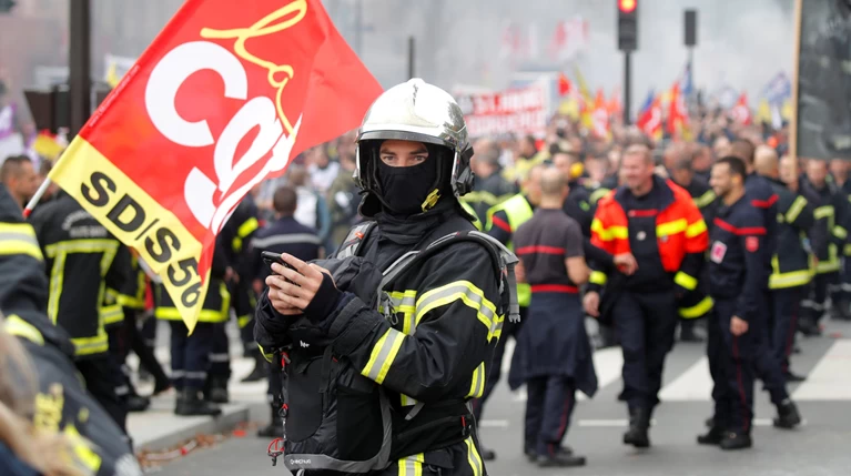 Αστυνομικοί εναντίον πυροσβεστών σε διαδήλωση στο Παρίσι