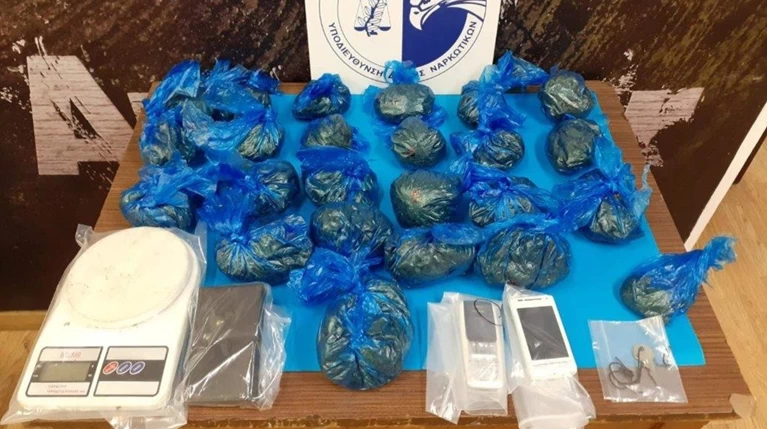 Ποσότητα ακατέργαστης κάνναβης σε αποθήκη στα Εξάρχεια