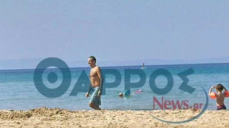 Στην Καλογριά της Στούπας για μπάνιο ο Κυριάκος Μητσοτάκης ΦΩΤΟ