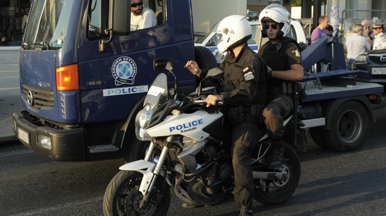 Μαχαίρωσαν στο χέρι μέλος της ΚΝΕ και του ΚΚΕ στο Γέρακα
