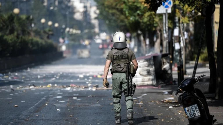 Επεισόδια έξω από την ΑΣΟΕΕ - Χημικά και καμένοι κάδοι (φωτό)