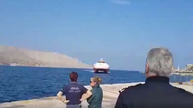 Διαμαρτυρία κατοίκων στη Λέρο για τη μεταφορά μεταναστών