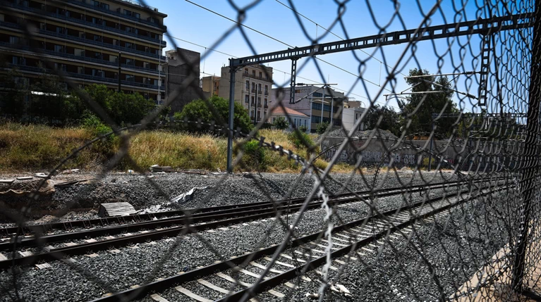 Σύγκρουση τρένων στου Ρέντη - Καθυστερήσεις στον Προαστιακό