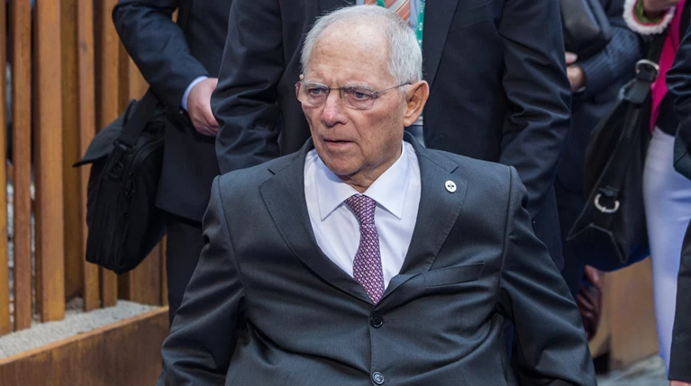 Μήνυμα Σόιμπλε σε Λαγκάρντ: Περιορισμένη η εντολή της ΕΚΤ