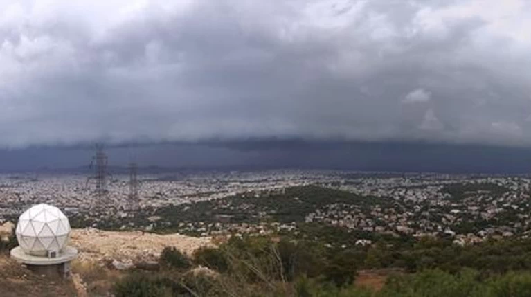Meteo: Εντυπωσιακές εικόνες του self cloud πάνω από την Αττική