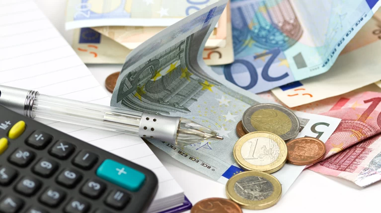 Φορολογικό νομοσχέδιο: Τι αλλάζει σε αφορολόγητο και e-πληρωμές