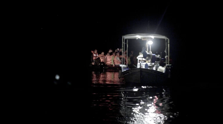 Αγνοείται 28χρονος μετανάστης - Έπεσε στη θάλασσα από λέμβο