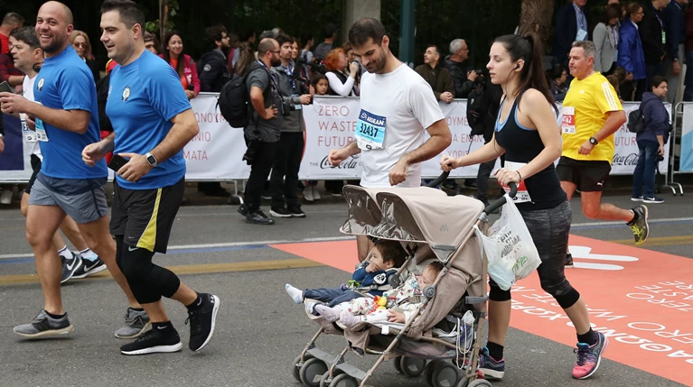 Μαραθώνιος με το καρότσι: Οι νέοι γονείς έδωσαν το καλό παράδειγμα