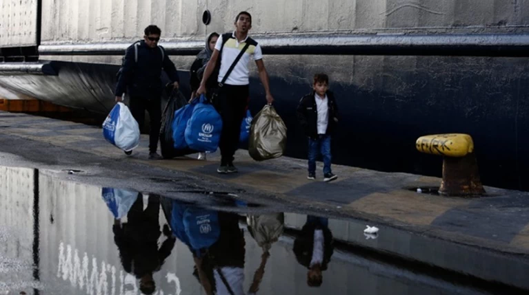 Αφίξεις μεταναστών με πλοία στον Πειραιά, υποδοχή από στελέχη του ΣΥΡΙΖΑ