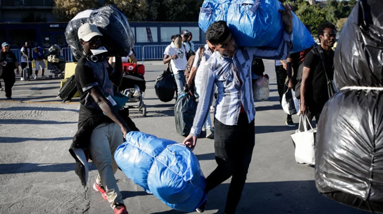 Στον Πειραιά 367 πρόσφυγες και μετανάστες από τη Μυτιλήνη