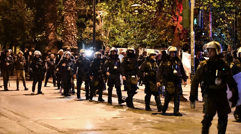 Ενταση στα Εξάρχεια - Κλεφτοπόλεμος μπαχαλάκηδων με τα ΜΑΤ