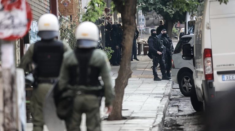 Ευελπίδων: Ένταση κατά την άφιξη των συλληφθέντων στα χθεσινά επεισόδια