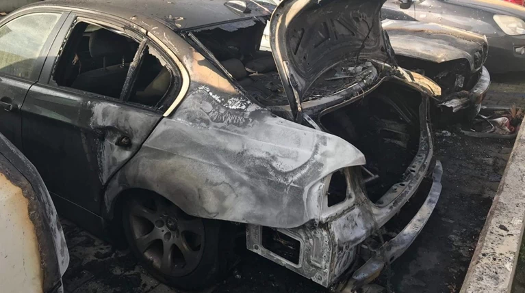 Φωτιά σε πυλωτή στον Ταύρο - Κάηκαν τρία αυτοκίνητα (φωτό)
