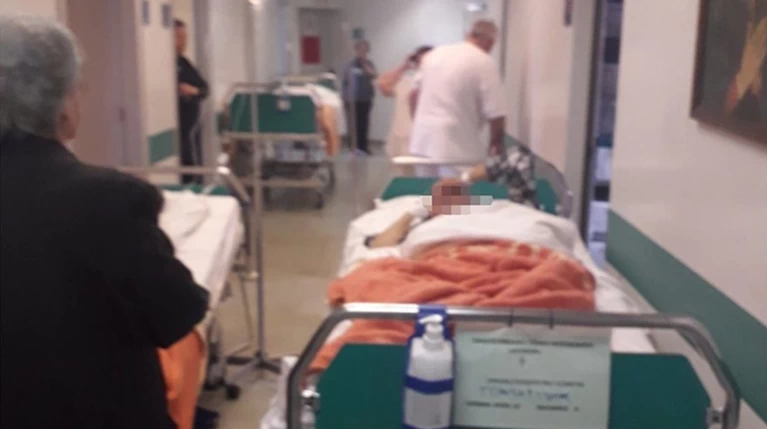Μια εφημερία στο Αττικόν: Ράντζα και πολύωρη αναμονή στα Επείγοντα