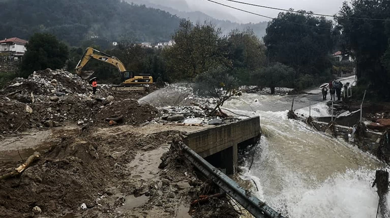 Εικόνες καταστροφής στη Θάσο - Μετράει τις πληγές του το νησί