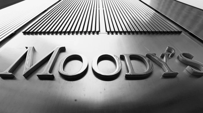 Η Moody’s για το σχέδιο της Alpha Bank για τη μείωση των «κόκκινων» δανείων