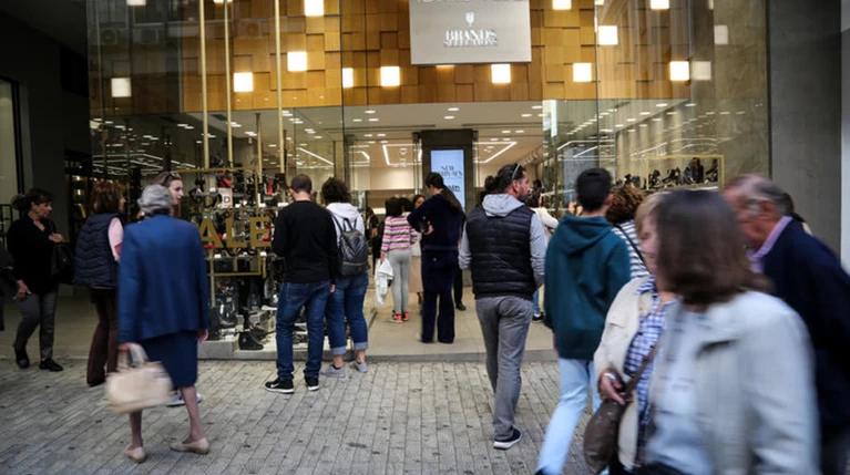 Ξεκινάει το εορταστικό ωράριο των εμπορικών καταστημάτων